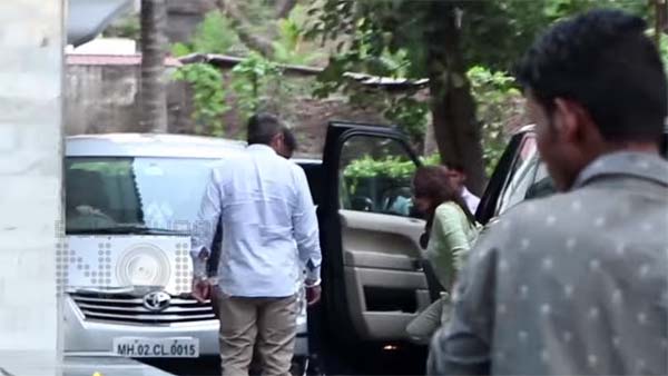 रेंज रोवर स्पोर्ट की टेस्ट ड्राइव लेती दिखीं बॉलीवुड की धक-धक गर्ल माधुरी दीक्षित - देखें विडियो