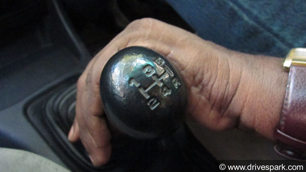 ट्रैफिक सिग्नल पर क्या करें : न्यूट्रल या फिर गियर में रखें गाड़ी