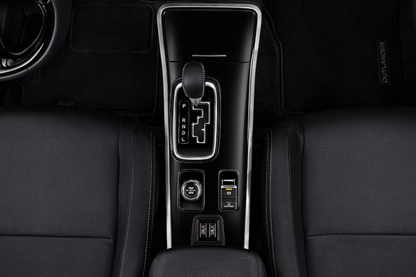 लॉन्च से पहले डीलरशीप पर नजर आई 2018 मित्सुबिशी आउटलैंडर - जानें लॉन्च डेट