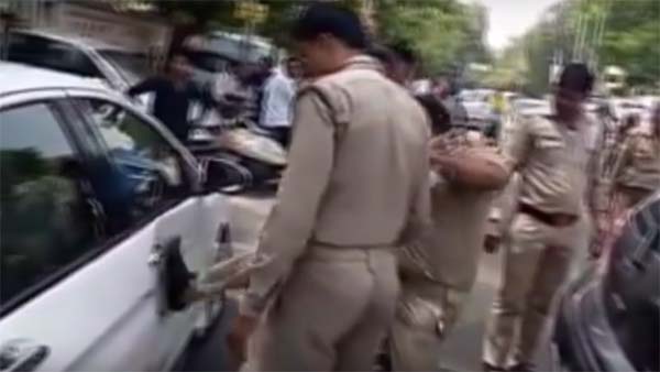 पुलिस वाले ने पहले मारी कार पर लात फिर जमकर दी गालियां - देखें विडियो