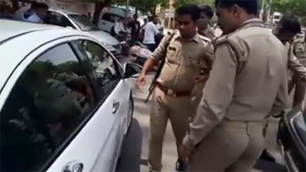 पुलिस वाले ने पहले मारी कार पर लात फिर जमकर दी गालियां - देखें विडियो