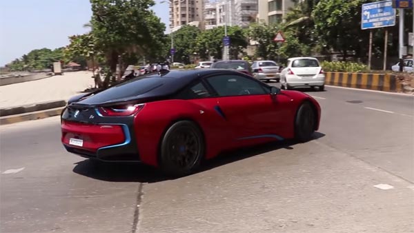 मुंबई की सड़कों पर BMW i8 दौड़ाते नजर आए सचिन तेंदुलकर - देखें विडियो