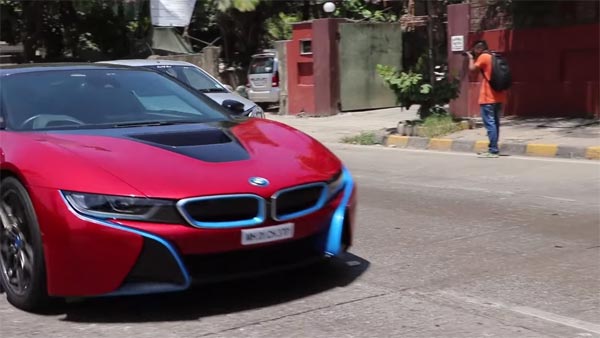 मुंबई की सड़कों पर BMW i8 दौड़ाते नजर आए सचिन तेंदुलकर - देखें विडियो
