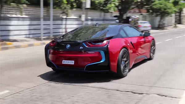 मुंबई की सड़कों पर BMW i8 दौड़ाते नजर आए सचिन तेंदुलकर - देखें विडियो