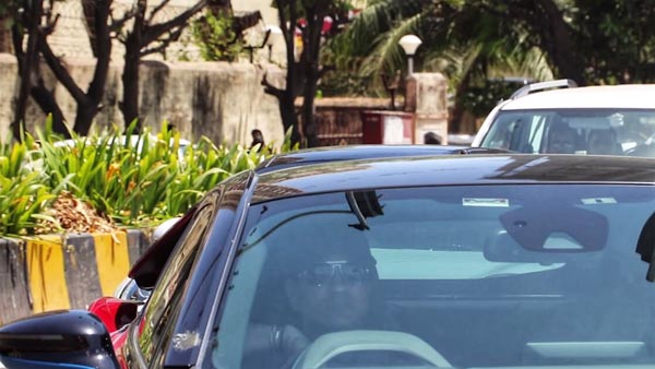 मुंबई की सड़कों पर BMW i8 दौड़ाते नजर आए सचिन तेंदुलकर - देखें विडियो