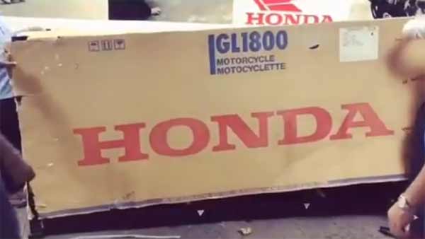 भारत में आई पहली होंडा गोल्ड विंग - देखें विडियो भारत में आई पहली होंडा गोल्ड विंग - देखें विडियो