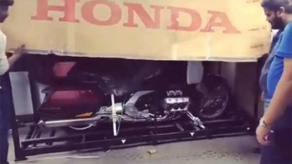 भारत में आई पहली होंडा गोल्ड विंग - देखें विडियो भारत में आई पहली होंडा गोल्ड विंग - देखें विडियो