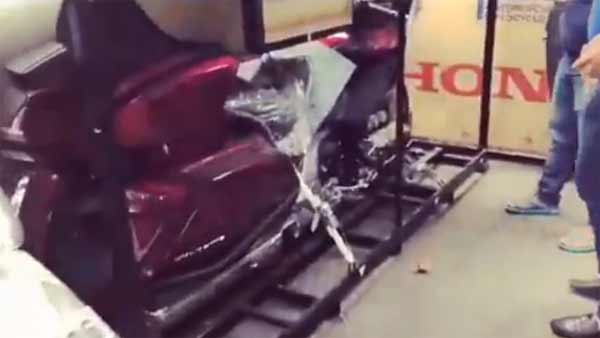 भारत में आई पहली होंडा गोल्ड विंग - देखें विडियो भारत में आई पहली होंडा गोल्ड विंग - देखें विडियो