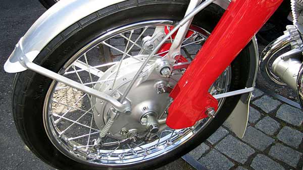 ड्रम ब्रेक और डिस्क ब्रेक में क्या अंतर है और आपको इनके बारे में क्यों जानना चाहिए?