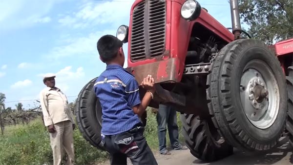 10 साल के इस लड़के ने किया ऐसा ट्रैक्टर स्टंट कि उसे देख आप दंग रह जाएंगे - देखें विडियो