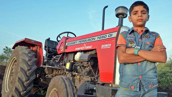10 साल के इस लड़के ने किया ऐसा ट्रैक्टर स्टंट कि उसे देख आप दंग रह जाएंगे - देखें विडियो