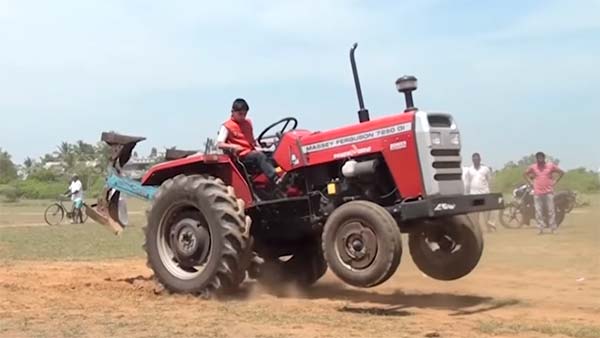10 साल के इस लड़के ने किया ऐसा ट्रैक्टर स्टंट कि उसे देख आप दंग रह जाएंगे - देखें विडियो