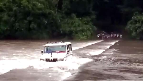 लोगों की जान बचाने के लिए बहते नदी पर चलाई महिंद्रा बोलेरो - देखें ये हैरतअंगेज विडियो