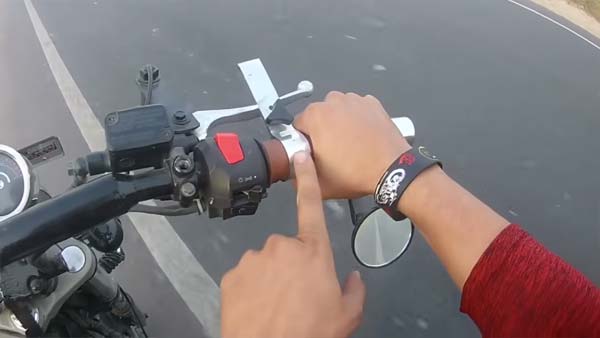 देखिये, महज 30 रुपये में बाइक में लगाया ये शानदार फीचर