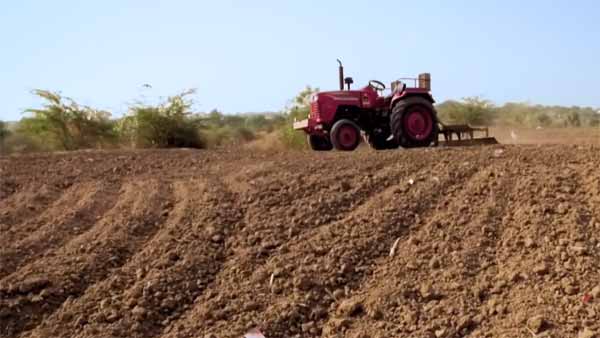 गांव के इस 19 साल के लड़के ने बनाया 'ड्राइवर-लेस' ट्रैक्टर - देखें विडियो