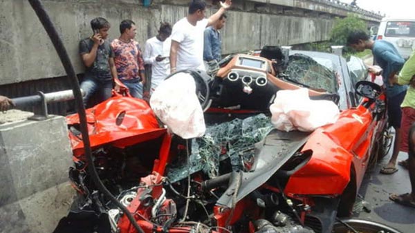 Ferrari Accident: एक पल में करोड़ों की कार के उड़ गयें परखच्चे, बिजनेसमैन की मौत 