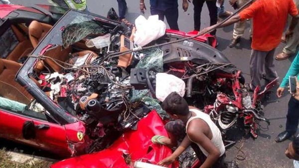 Ferrari Accident: एक पल में करोड़ों की कार के उड़ गयें परखच्चे, बिजनेसमैन की मौत 