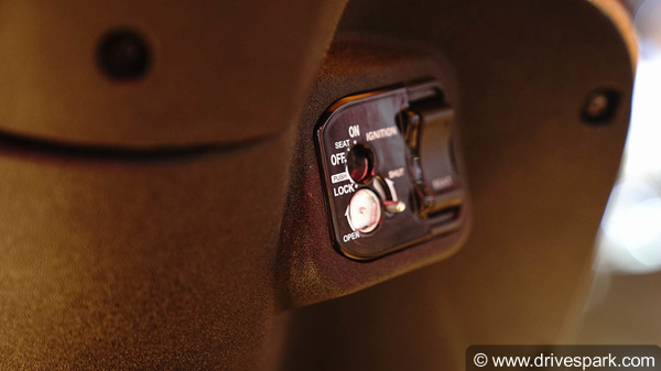 होंडा एक्टिवा 5G का डिजाइन और फीचर्स: होंडा ने एक्टिवा के इस नये जेनेरेशन के डिजाइन में कुछ खास परिवर्तन नहीं किया है। इसका डिजाइन भी काफी हद तक पिछले मॉडल होंडा एक्टिवा 4G की ही तरह है। फौरी तौर पर तो डिजाइन में कोई अंतर नहीं दिखा लेकिन इसमें नये एलईडी यूनिट का प्रयोग किया है जो कि, इसे पिछले मॉडल से थोड़ा अलग बनाता है।