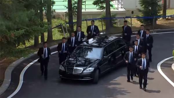 Donald Trump से भी महंगी है Kim Jong-Un की Car - देखें पूरी रिपोर्ट
