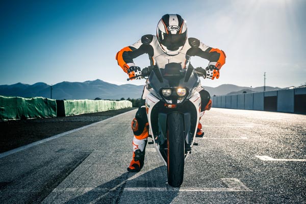KTM RC 200 का ब्लैक कलर वेरिएंट भारत में लॉन्च - जानें कीमत