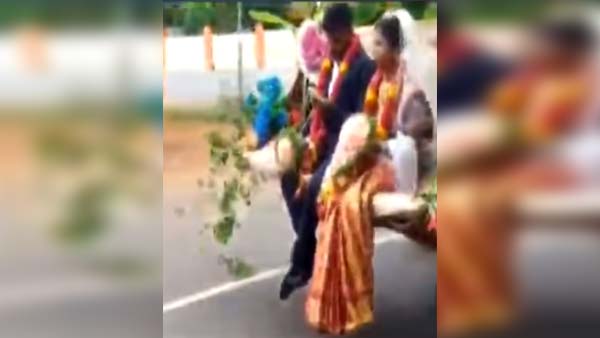 JCB bulldozer में निकली इस नवविवाहित जोड़े की बारात, सब रह गए हैरान - देखें विडियो