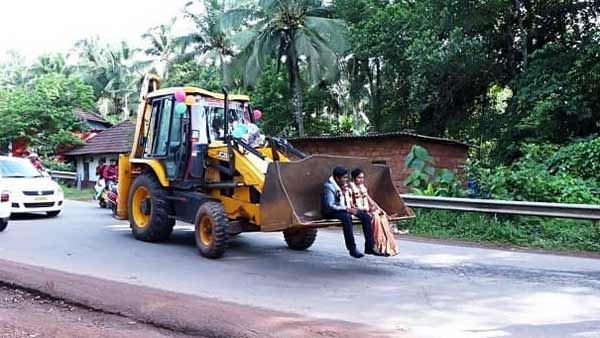 JCB bulldozer में निकली इस नवविवाहित जोड़े की बारात, सब रह गए हैरान - देखें विडियो
