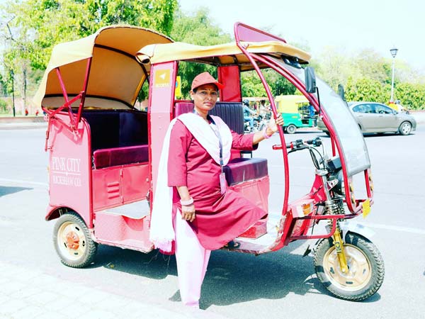 जानिए कैसे, जयपुर में गरीब महिलाओं के लिए वरदान साबित हो रहा है ई-रिक्शा