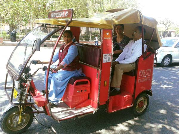 जानिए कैसे, जयपुर में गरीब महिलाओं के लिए वरदान साबित हो रहा है ई-रिक्शा