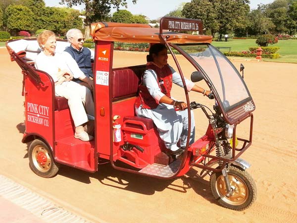 जानिए कैसे, जयपुर में गरीब महिलाओं के लिए वरदान साबित हो रहा है ई-रिक्शा