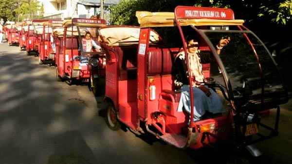जानिए कैसे, जयपुर में गरीब महिलाओं के लिए वरदान साबित हो रहा है ई-रिक्शा