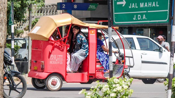 जानिए कैसे, जयपुर में गरीब महिलाओं के लिए वरदान साबित हो रहा है ई-रिक्शा