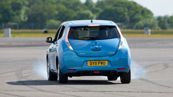 क्या होगा जब कार को ड्राइव करते समय अचानक रिवर्स गियर में डालेंगे?