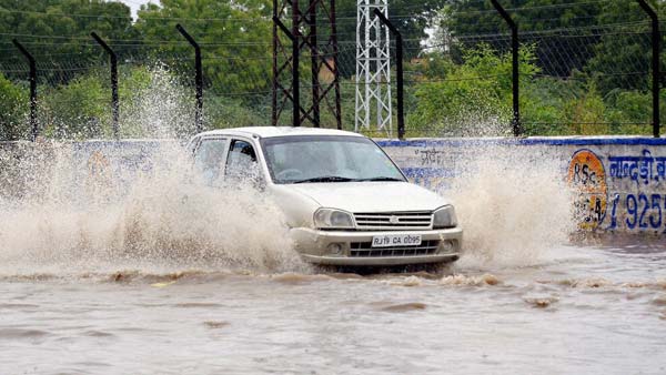 बरसात में ड्राइविंग के समय भूल के भी न करें ये 10 गलतियां