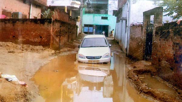 बरसात में ड्राइविंग के समय भूल के भी न करें ये 10 गलतियां