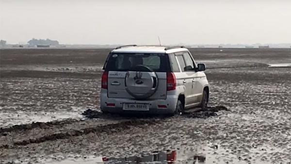 जानिए क्या हुआ जब समुंद्र किनारे रेत में फंस गया Mahindra TUV300