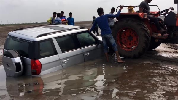 जानिए क्या हुआ जब समुंद्र किनारे रेत में फंस गया Mahindra TUV300