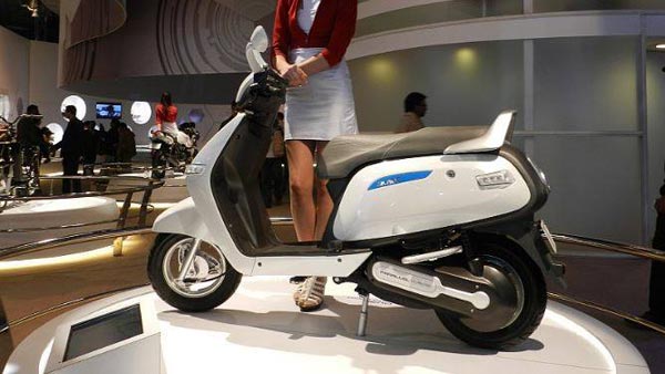 लंबे इंतजार के बाद टीवीएस iQube हाइब्रिड स्कूटर जल्द होगी लॉन्च