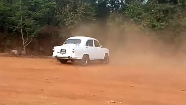 हिंदुस्तान एम्बैस्डर का ऐसा स्टंट न देखा होगा - विडियो