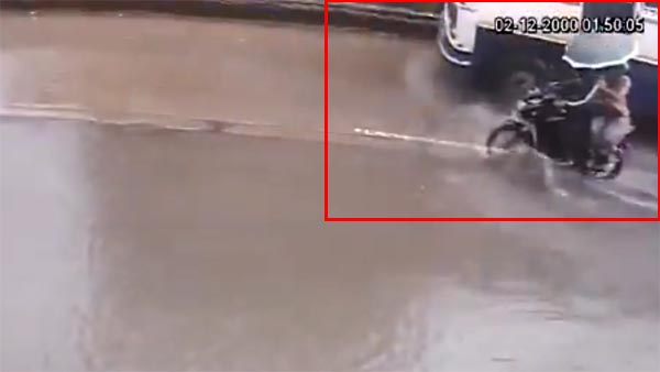 विडियो: सड़क में गड्ढ़े के कारण फिर एक मौत - इसका जिम्मेदार कौन?