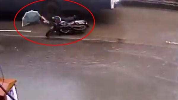 विडियो: सड़क में गड्ढ़े के कारण फिर एक मौत - इसका जिम्मेदार कौन?