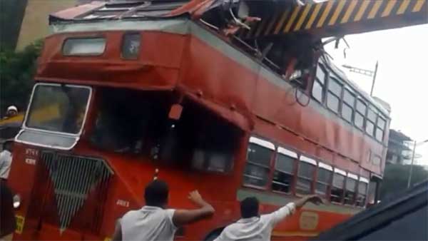 मुंबई में एक के बाद दुसरा हादसा, फुटओवर ब्रिज के बाद अब 'बेस्ट' की डबल डेकर बस का एक्सीडेंट - विडियो