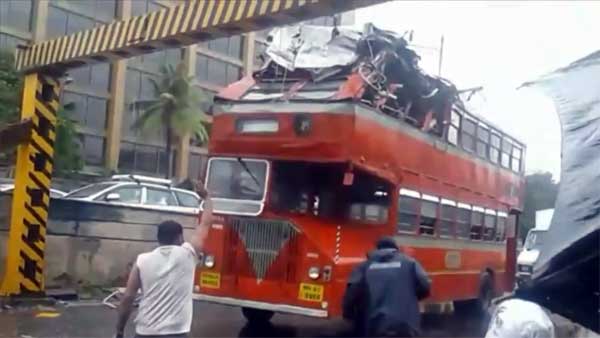 मुंबई में एक के बाद दुसरा हादसा, फुटओवर ब्रिज के बाद अब 'बेस्ट' की डबल डेकर बस का एक्सीडेंट - विडियो