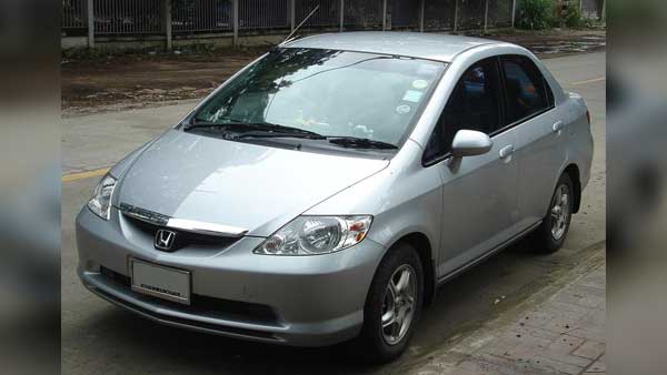 बड़ा धमाका: स्कूटर की कीमत में घर लाइये ये बेहतरीन लग्जरी कारें