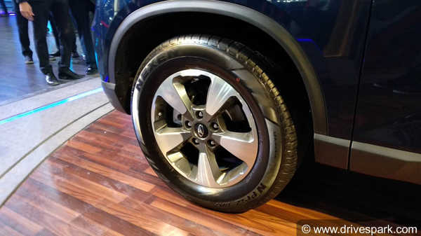 टेस्टिंग के दौरान भारत में फिर स्पॉट हुई महिंद्रा XUV700 7-सीटर