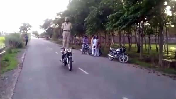 सीट पर खड़े होकर रॉयल एनफील्ड को दौड़ाई 84 किलोमीटर - देखें विडियो