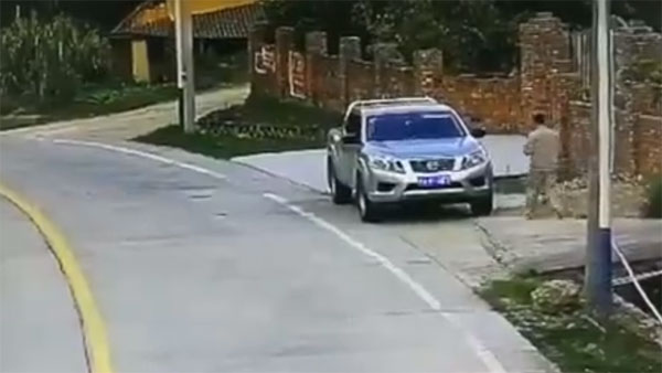 ट्रक का टायर उड़कर गिरा कार पर - फिर देखिये क्या हुआ