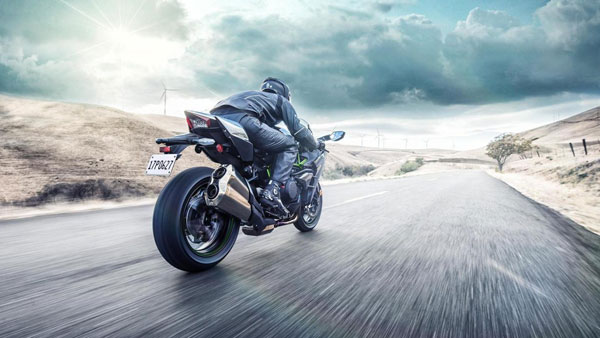 Kawasaki ने लांच की एक साथ तीन बाइकें, फीचर्स और कीमत जानकर आपके होश उड़ जायेंगे