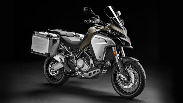 डुकाटी की लाखों की सुपरबाइक पर सफर करते हैं ये जहरीले 'सांप'