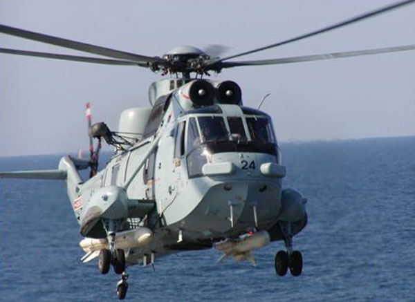 केरल बाढ़: नौसेना ने हेलिकॉप्टर को छत पर उतारकर बचाई लोगों की जान