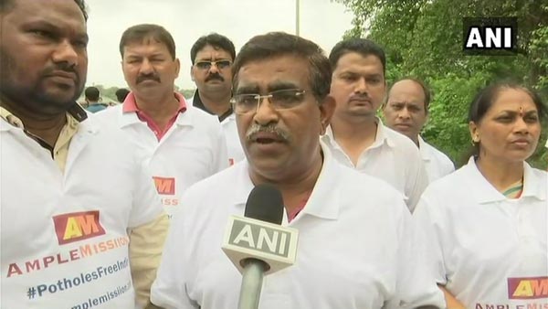 बेटे की मौत के बाद पिता ने भर डाले सड़क के सैकड़ों गड्ढे